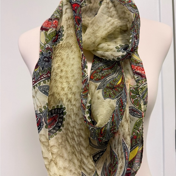 Chic Paisley Print Scarf in Cream and Multicolor - Picture 8 of 9